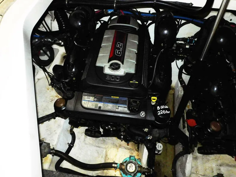 Slide: The Image of Sea Ray Sundancer 320 2018 - 36