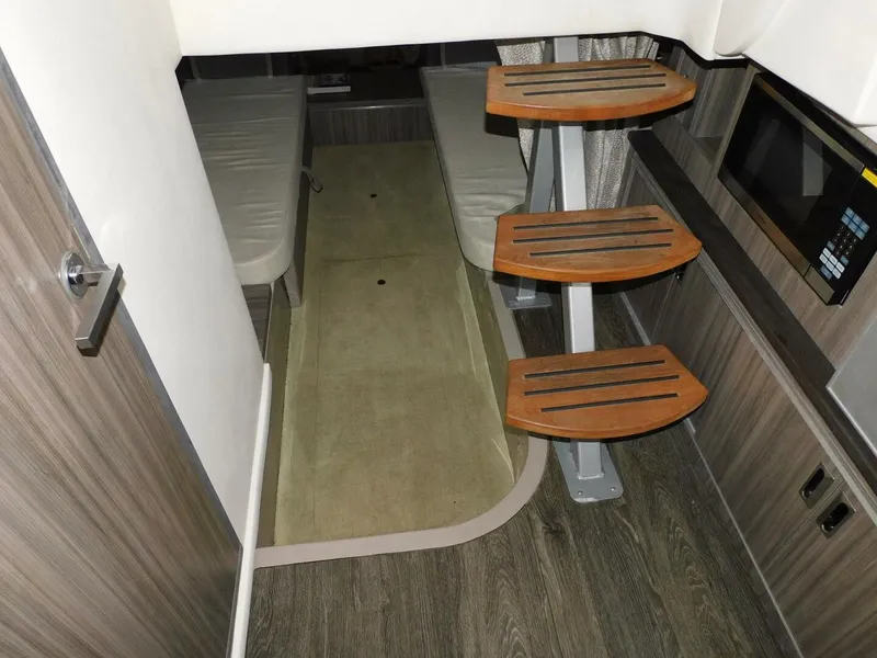 Slide: The Image of Sea Ray Sundancer 320 2018 - 5