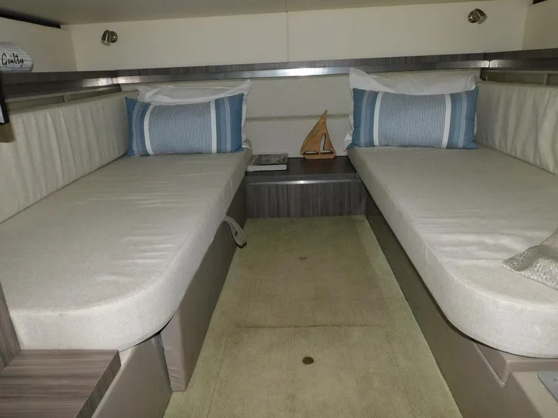 Slide: The Image of Sea Ray Sundancer 320 2018 - 6