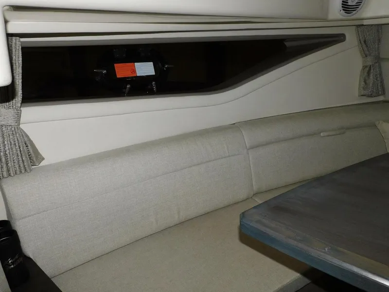 Slide: The Image of Sea Ray Sundancer 320 2018 - 9