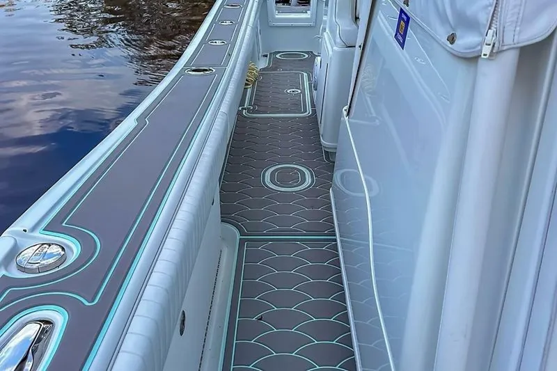 Slide: The Image of Yellowfin 36 Offshore 2014 - 18