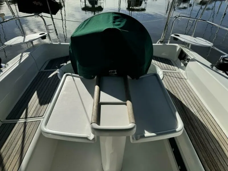 Slide: The Image of Beneteau 381 1999 - 12