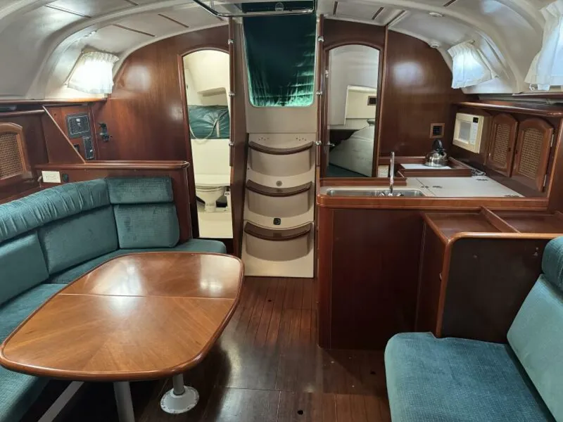 Slide: The Image of Beneteau 381 1999 - 23