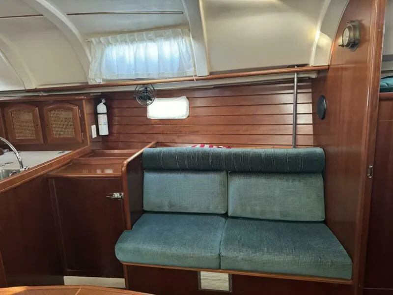 Slide: The Image of Beneteau 381 1999 - 24