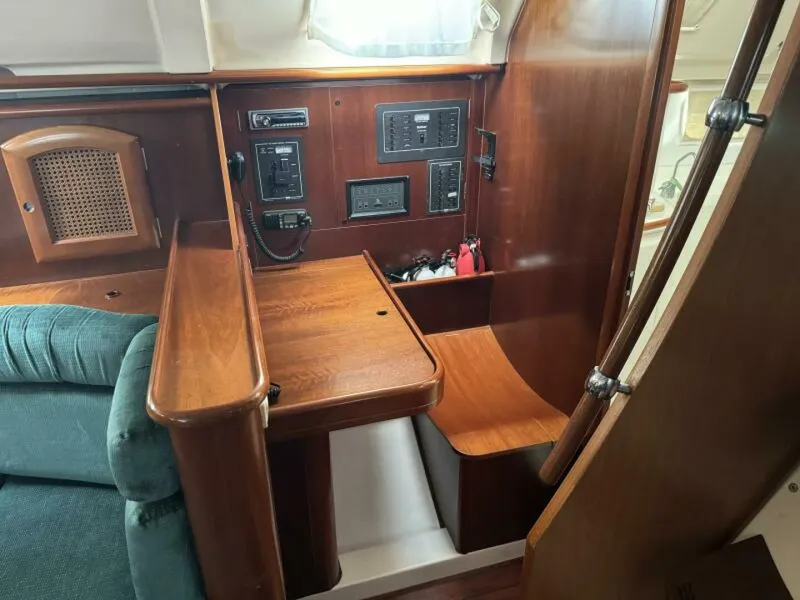 Slide: The Image of Beneteau 381 1999 - 25