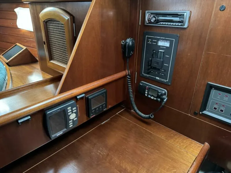 Slide: The Image of Beneteau 381 1999 - 26