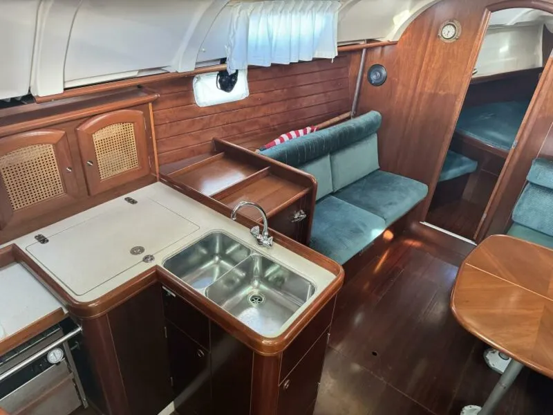 Slide: The Image of Beneteau 381 1999 - 29