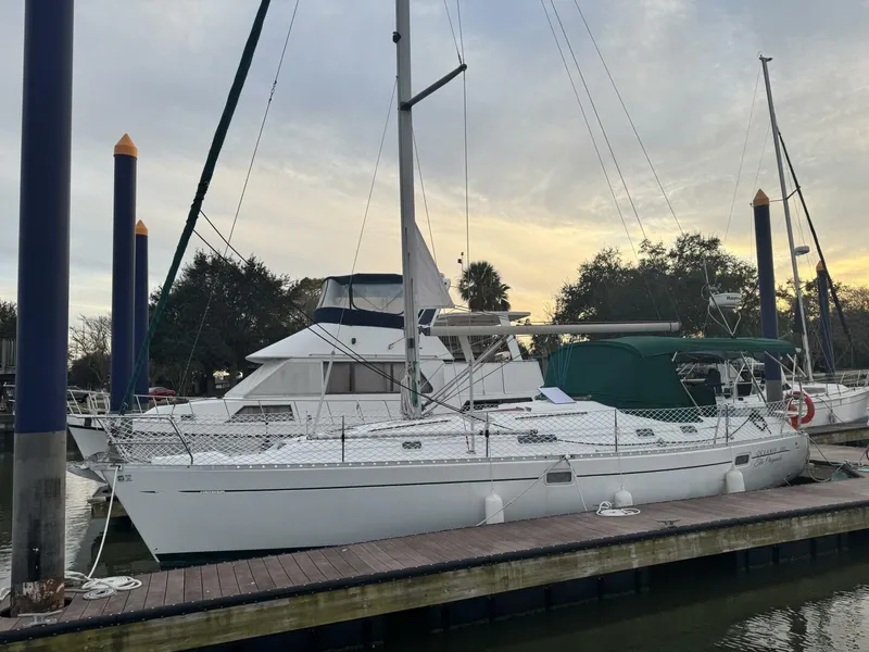 Slide: The Image of Beneteau 381 1999 - 3
