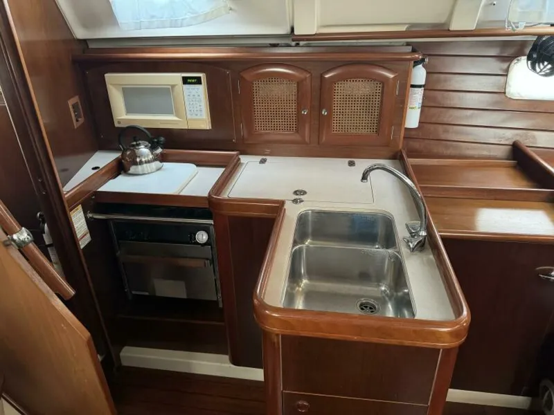Slide: The Image of Beneteau 381 1999 - 30