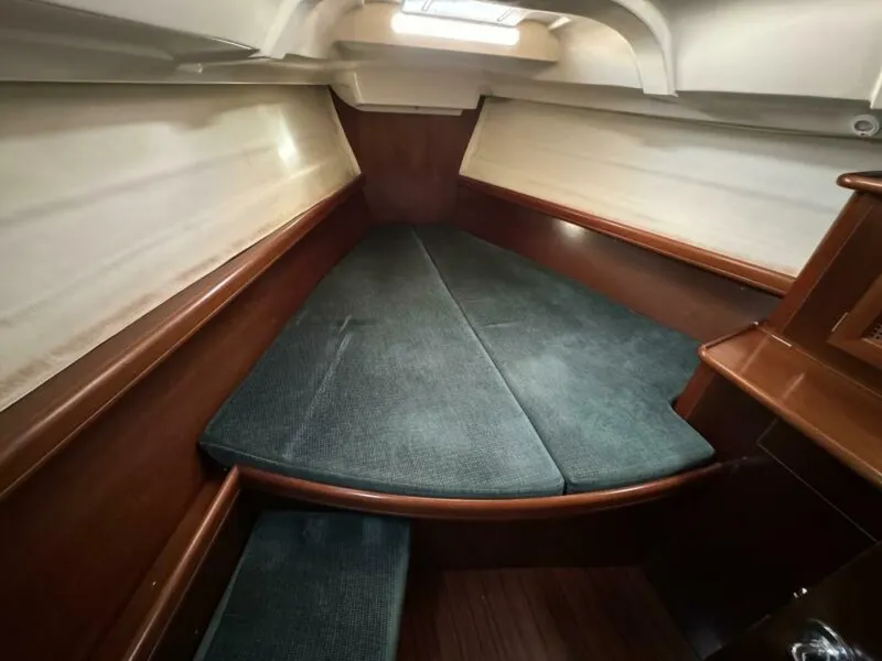 Slide: The Image of Beneteau 381 1999 - 33