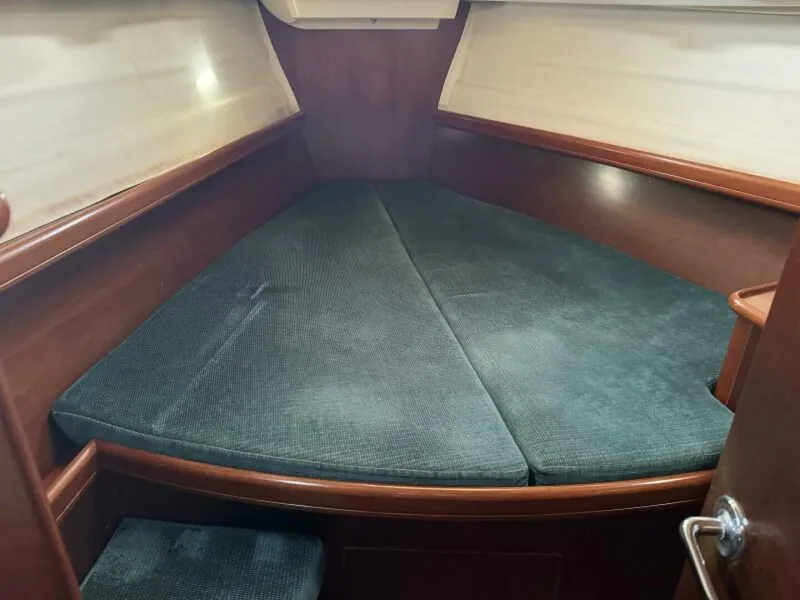 Slide: The Image of Beneteau 381 1999 - 34