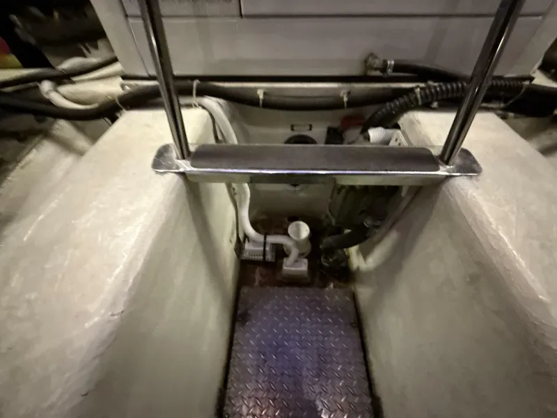Slide: The Image of Carver Yachts 460 voyager 2004 - 76