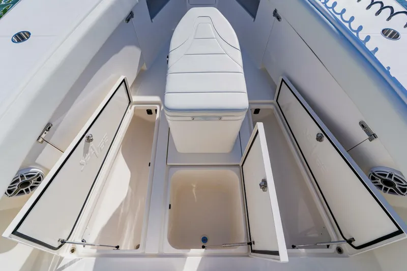 Slide: The Image of SeaVee 370z 2025 - 12