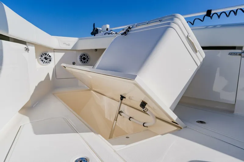 Slide: The Image of SeaVee 370z 2025 - 13