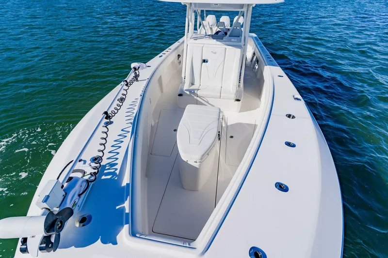 Slide: The Image of SeaVee 370z 2025 - 15