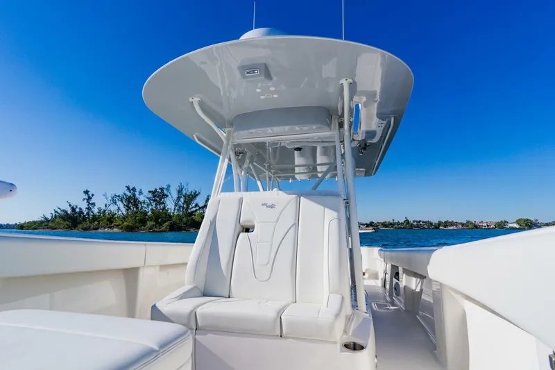 Slide: The Image of SeaVee 370z 2025 - 16