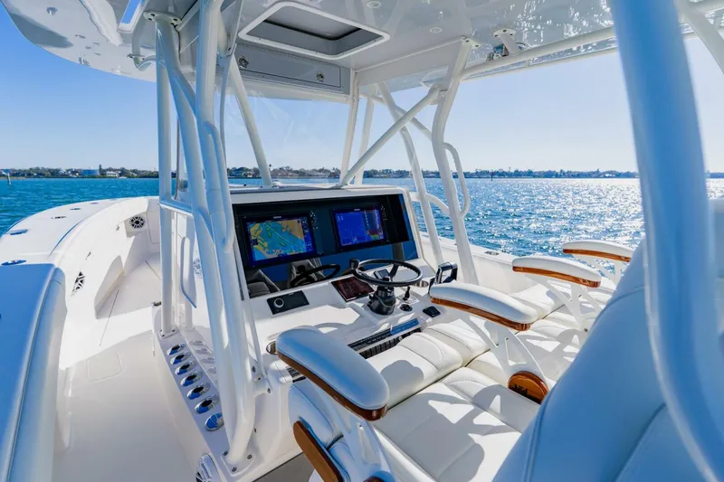 Slide: The Image of SeaVee 370z 2025 - 20