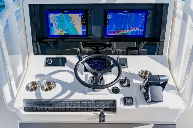 Slide: The Image of SeaVee 370z 2025 - 21
