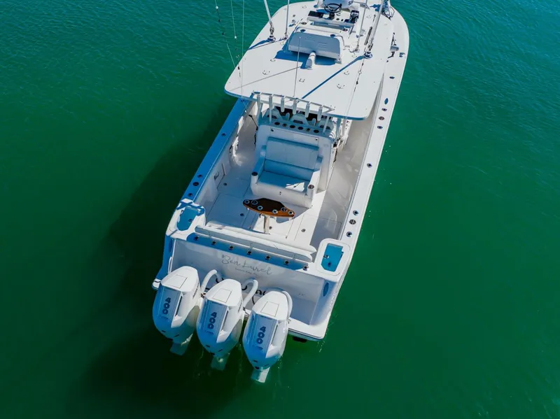 Slide: The Image of SeaVee 370z 2025 - 3