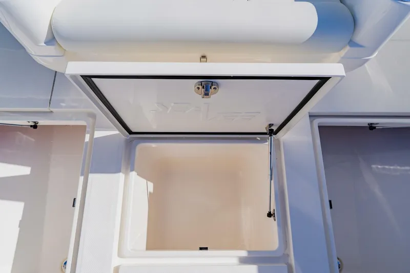 Slide: The Image of SeaVee 370z 2025 - 31