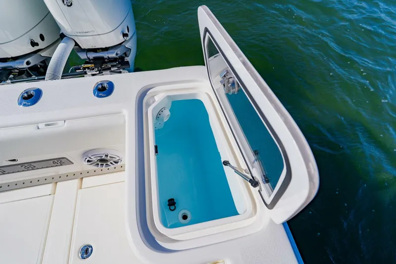 Slide: The Image of SeaVee 370z 2025 - 32
