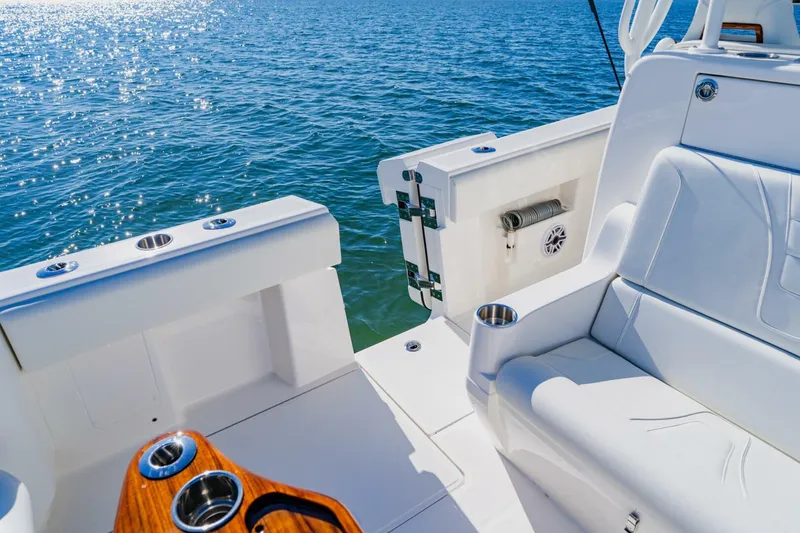 Slide: The Image of SeaVee 370z 2025 - 43