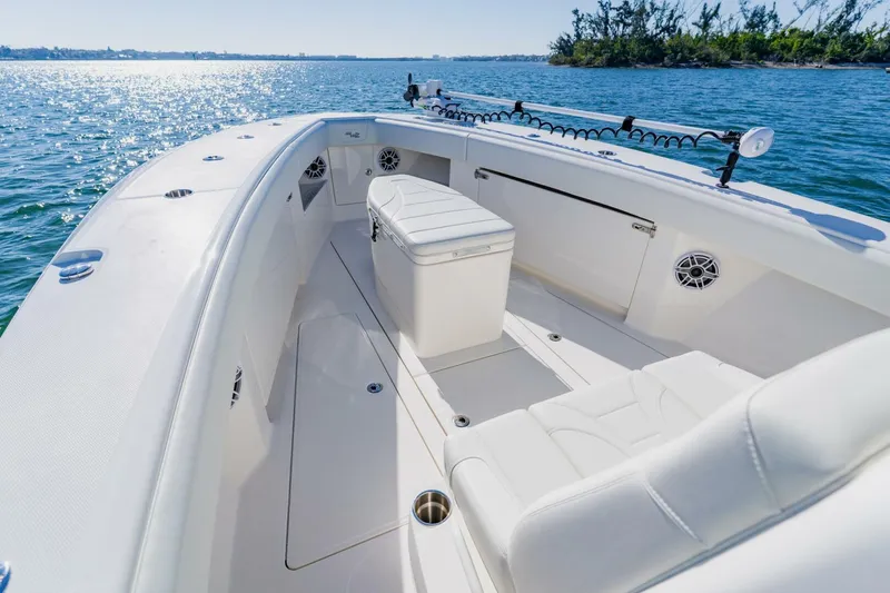 Slide: The Image of SeaVee 370z 2025 - 8