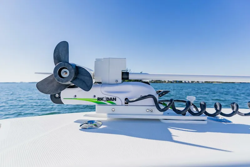 Slide: The Image of SeaVee 370z 2025 - 9