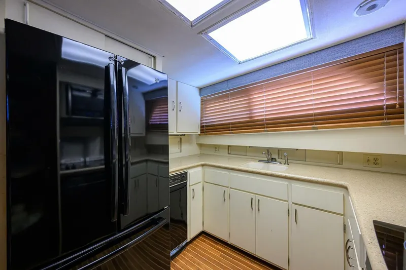 Slide: The Image of Hatteras 63 Motor Yacht 1987 - 10
