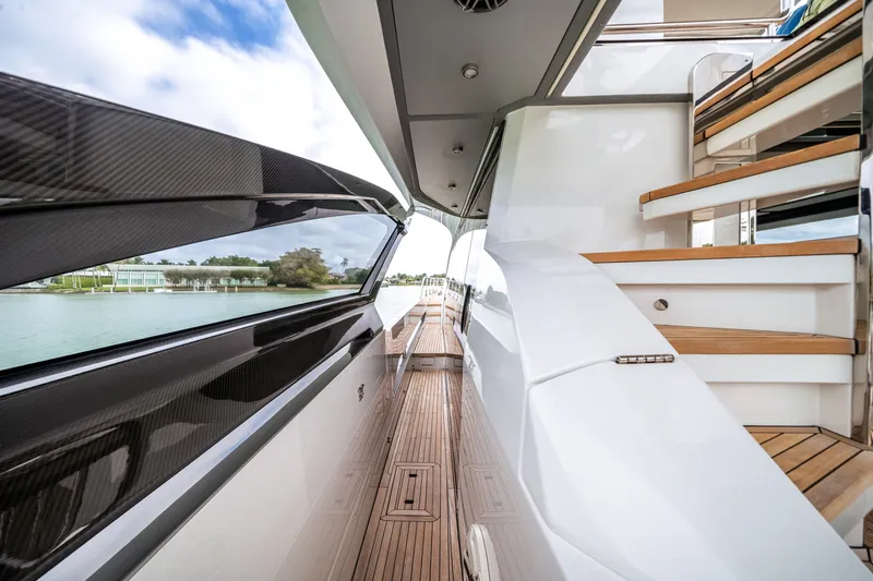 Slide: The Image of Azimut S8 2020 - 16