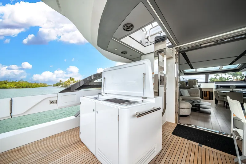 Slide: The Image of Azimut S8 2020 - 21