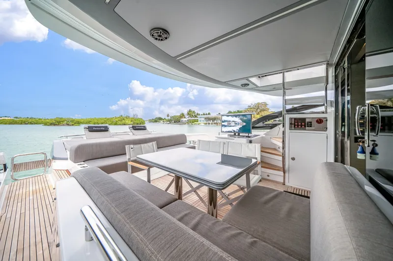 Slide: The Image of Azimut S8 2020 - 23