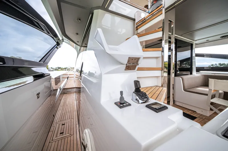 Slide: The Image of Azimut S8 2020 - 25