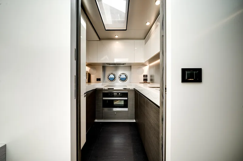 Slide: The Image of Azimut S8 2020 - 40