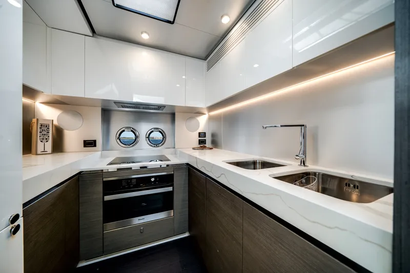 Slide: The Image of Azimut S8 2020 - 41
