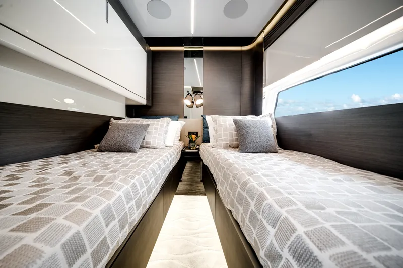 Slide: The Image of Azimut S8 2020 - 52