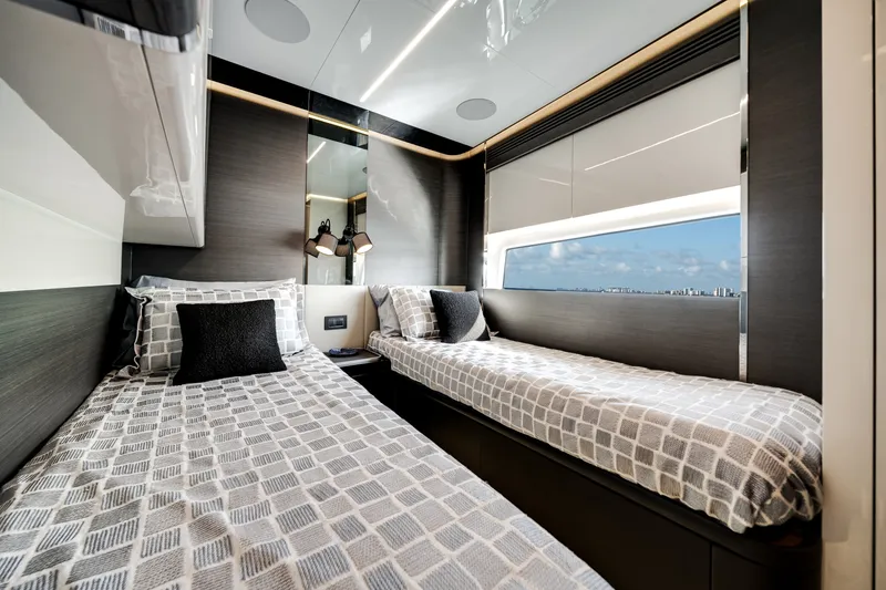 Slide: The Image of Azimut S8 2020 - 60