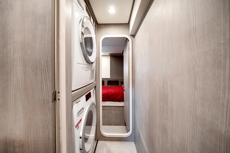 Slide: The Image of Azimut S8 2020 - 80