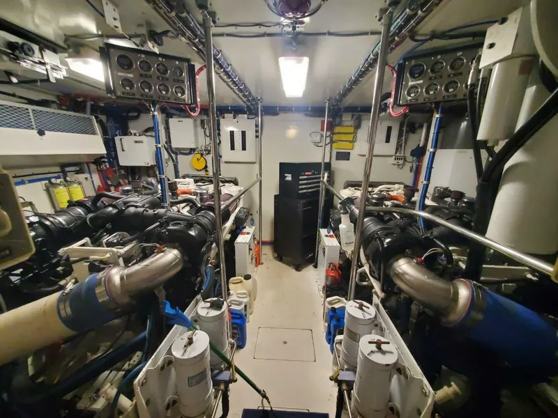 Slide: The Image of Hatteras 75 Sport Deck 2000 - 23