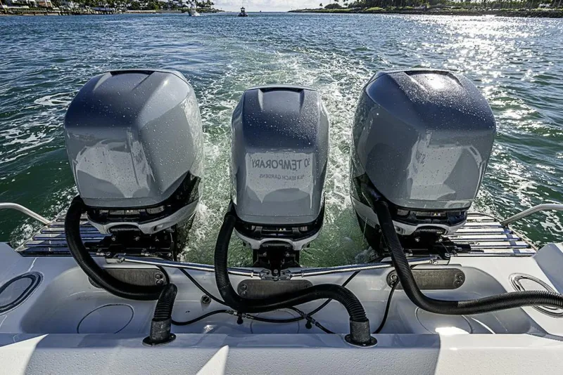 Slide: The Image of Yellowfin 42 Offshore 2010 - 18