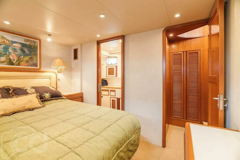 Slide: The Image of Offshore 52 Pilothouse 1999 - 26