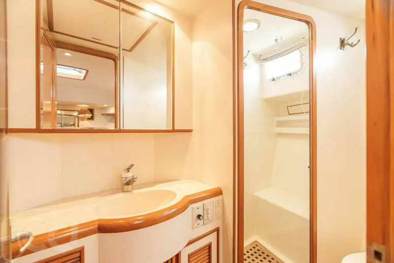 Slide: The Image of Offshore 52 Pilothouse 1999 - 35