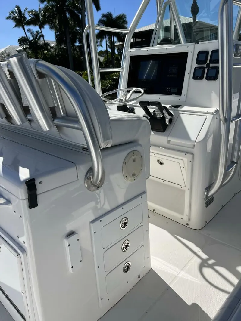 Slide: The Image of Regulator Marine 32 Center Console 2006 - 9