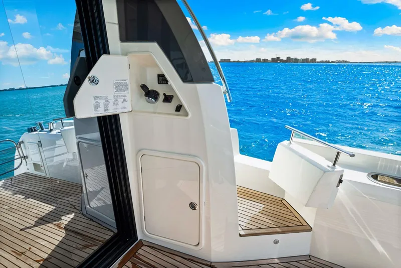 Slide: The Image of Prestige 630 Flybridge 2019 - 27