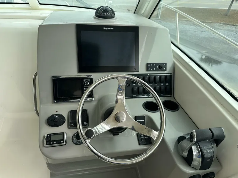 Slide: The Image of Boston Whaler 315 Conquest 2016 - 9