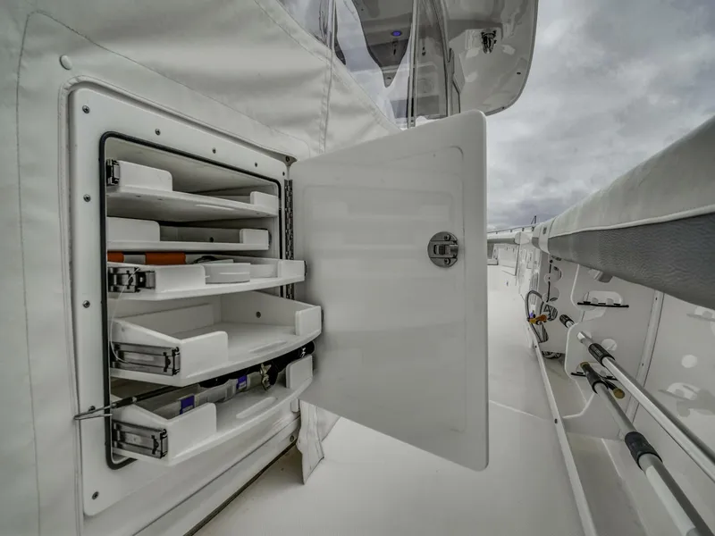 Slide: The Image of Everglades 435 Center Console 2015 - 10