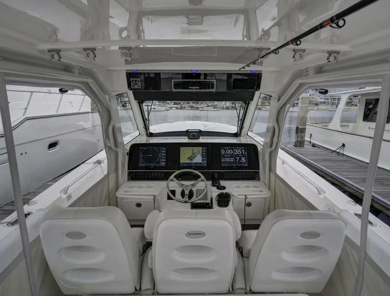 Slide: The Image of Everglades 435 Center Console 2015 - 7