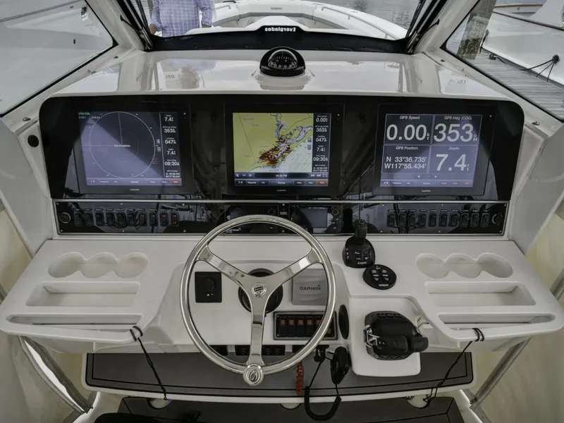 Slide: The Image of Everglades 435 Center Console 2015 - 8