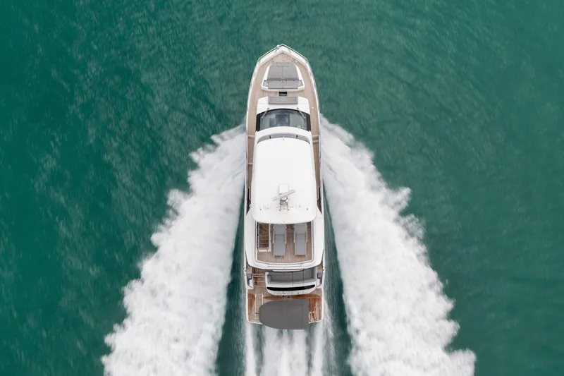 Slide: The Image of Galeon 560 FLY 2025 - 15