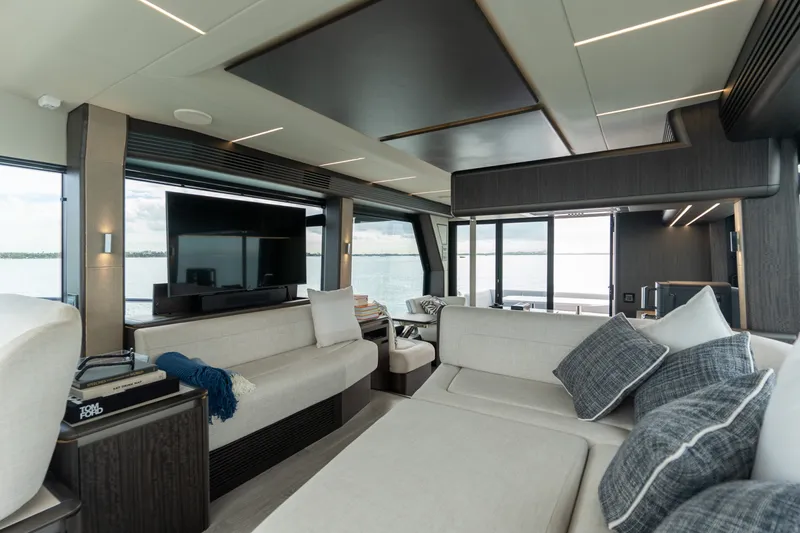 Slide: The Image of Galeon 560 FLY 2025 - 32